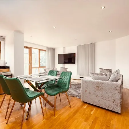 Large River Balcony 2Bed2Bath Apt&Free Secure Parking Apartment