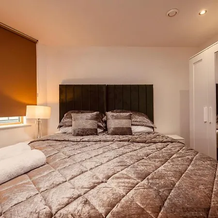 Large River Balcony 2Bed2Bath Apt&Free Secure Parking Apartment Leeds (West Yorkshire)