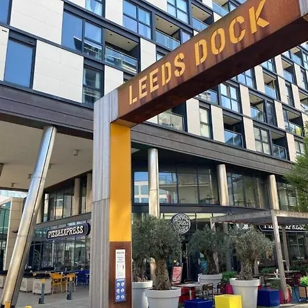 Apartment Large River Balcony 2Bed2Bath Apt&Free Secure Parking Leeds (West Yorkshire)