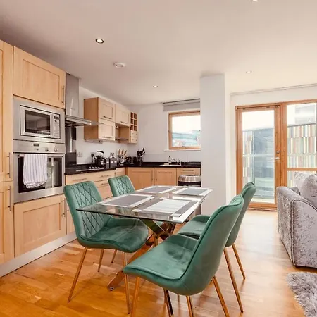 Large River Balcony 2Bed2Bath Apt&Free Secure Parking *