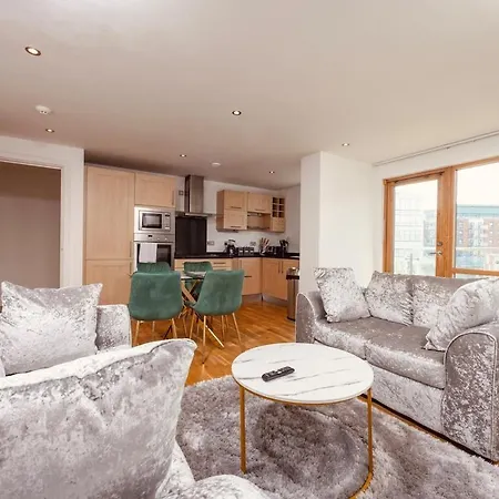 Large River Balcony 2Bed2Bath Apt&Free Secure Parking Leeds (West Yorkshire)