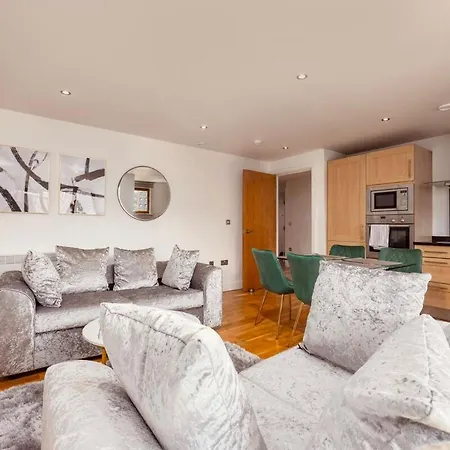 Large River Balcony 2Bed2Bath Apt&Free Secure Parking Leeds (West Yorkshire)
