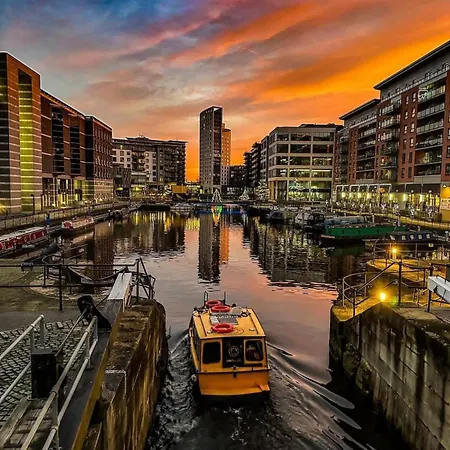 Large River Balcony 2Bed2Bath Apt&Free Secure Parking * Leeds (West Yorkshire)